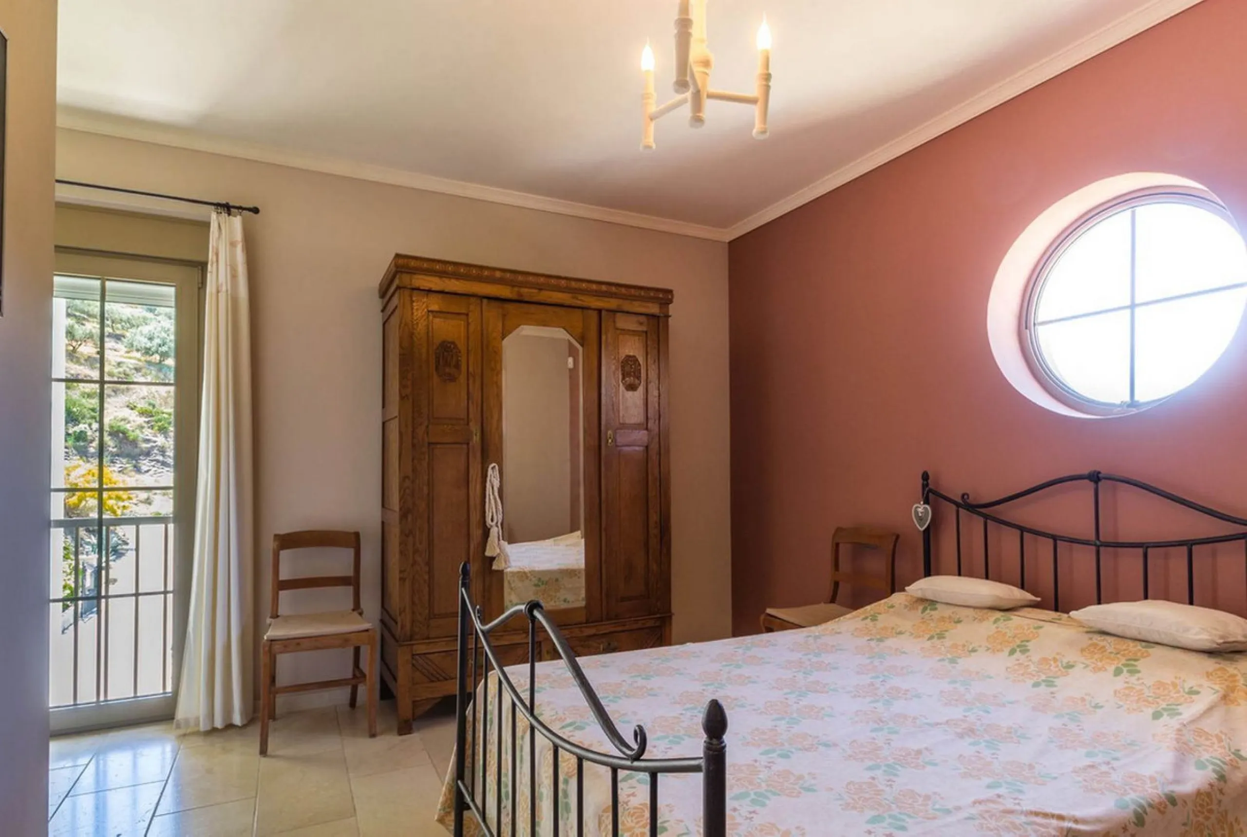 Exclusive Villa for Sale in Arenas, Vélez-Málaga. Escape the hustle and bustle and discover this exceptional villa, located in the quiet countryside (campo) of the white village of Arenas in the beautiful and still authentic region of eastern Malaga. This