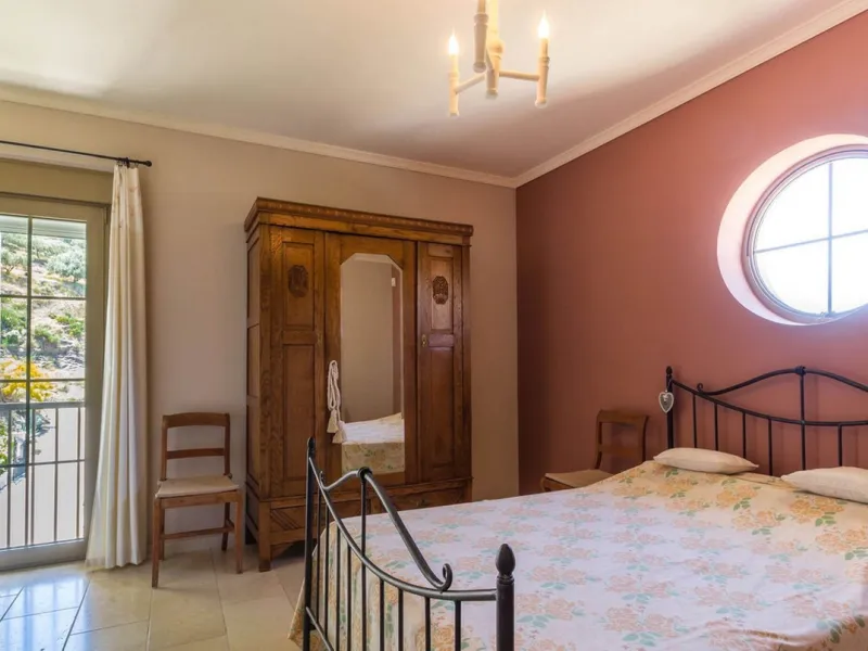 Exclusive Villa for Sale in Arenas, Vélez-Málaga. Escape the hustle and bustle and discover this exceptional villa, located in the quiet countryside (campo) of the white village of Arenas in the beautiful and still authentic region of eastern Malaga. This