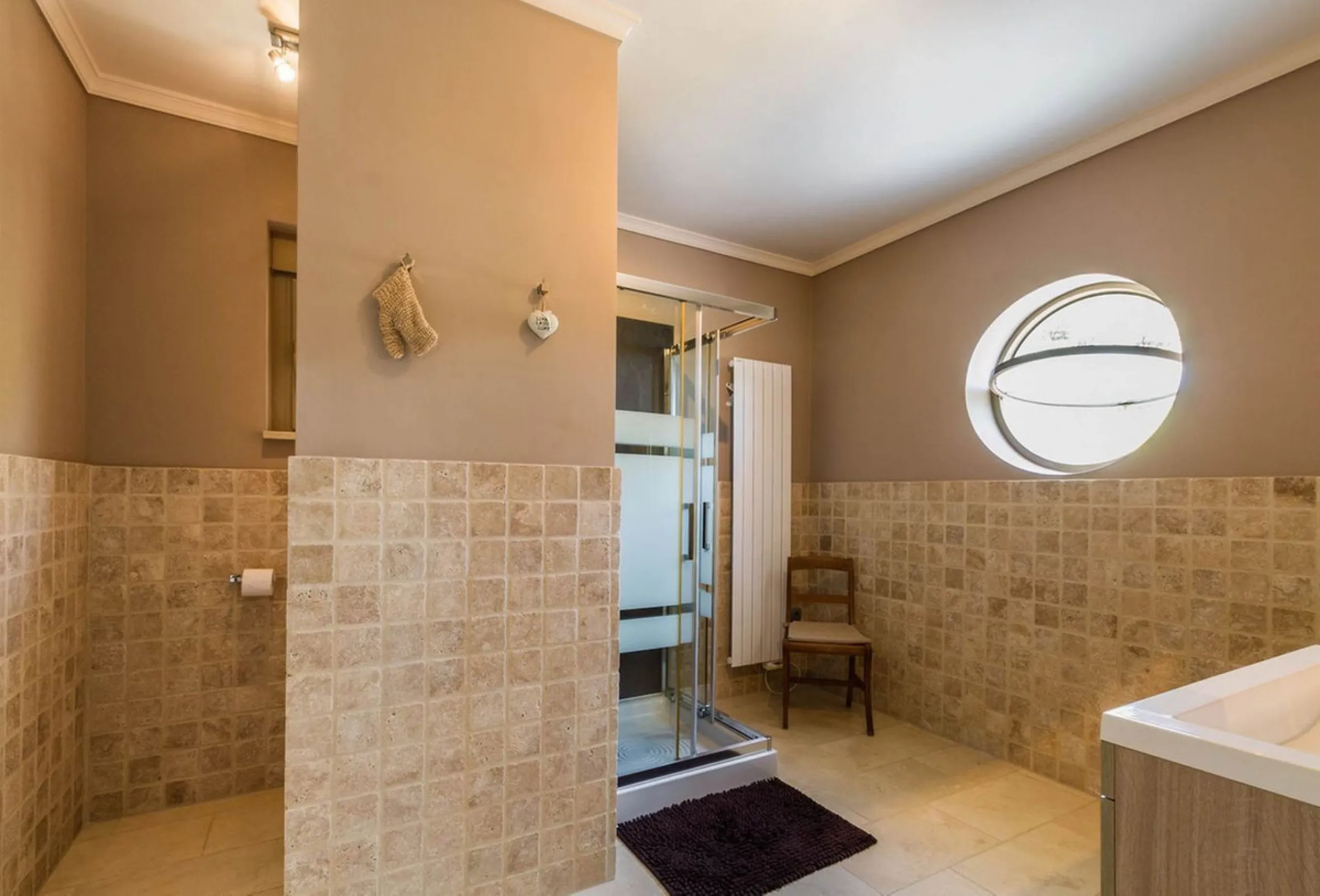 Exclusive Villa for Sale in Arenas, Vélez-Málaga. Escape the hustle and bustle and discover this exceptional villa, located in the quiet countryside (campo) of the white village of Arenas in the beautiful and still authentic region of eastern Malaga. This