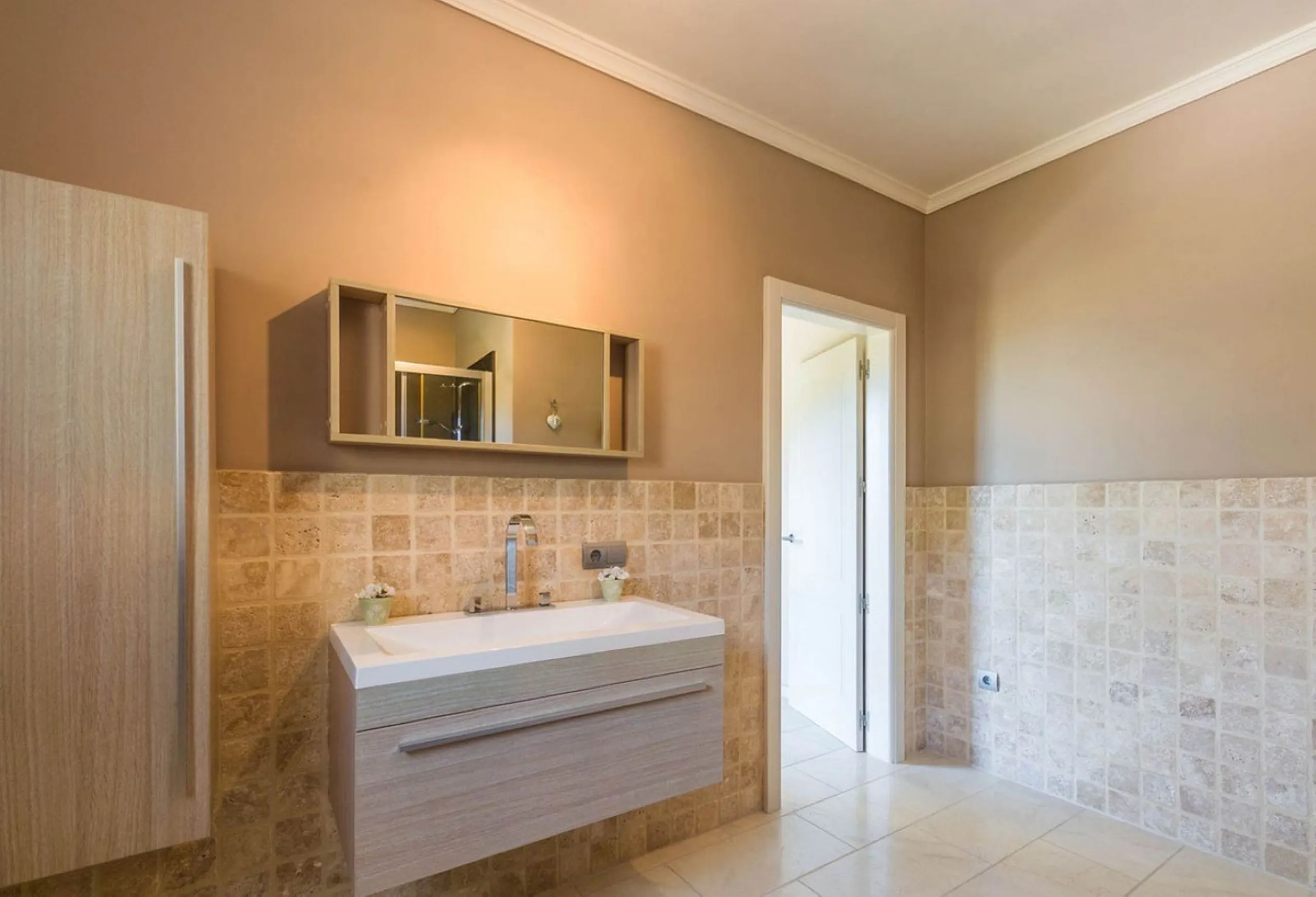 Exclusive Villa for Sale in Arenas, Vélez-Málaga. Escape the hustle and bustle and discover this exceptional villa, located in the quiet countryside (campo) of the white village of Arenas in the beautiful and still authentic region of eastern Malaga. This