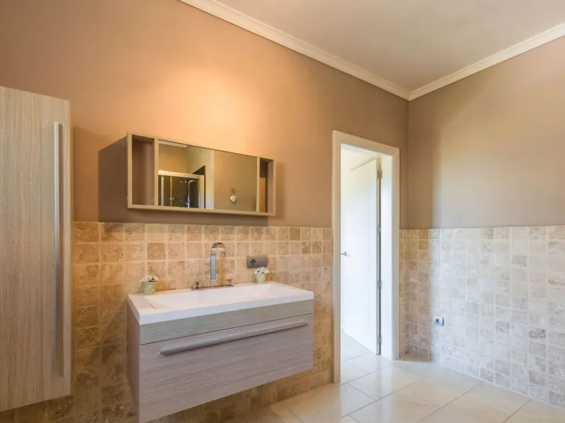Exclusive Villa for Sale in Arenas, Vélez-Málaga. Escape the hustle and bustle and discover this exceptional villa, located in the quiet countryside (campo) of the white village of Arenas in the beautiful and still authentic region of eastern Malaga. This