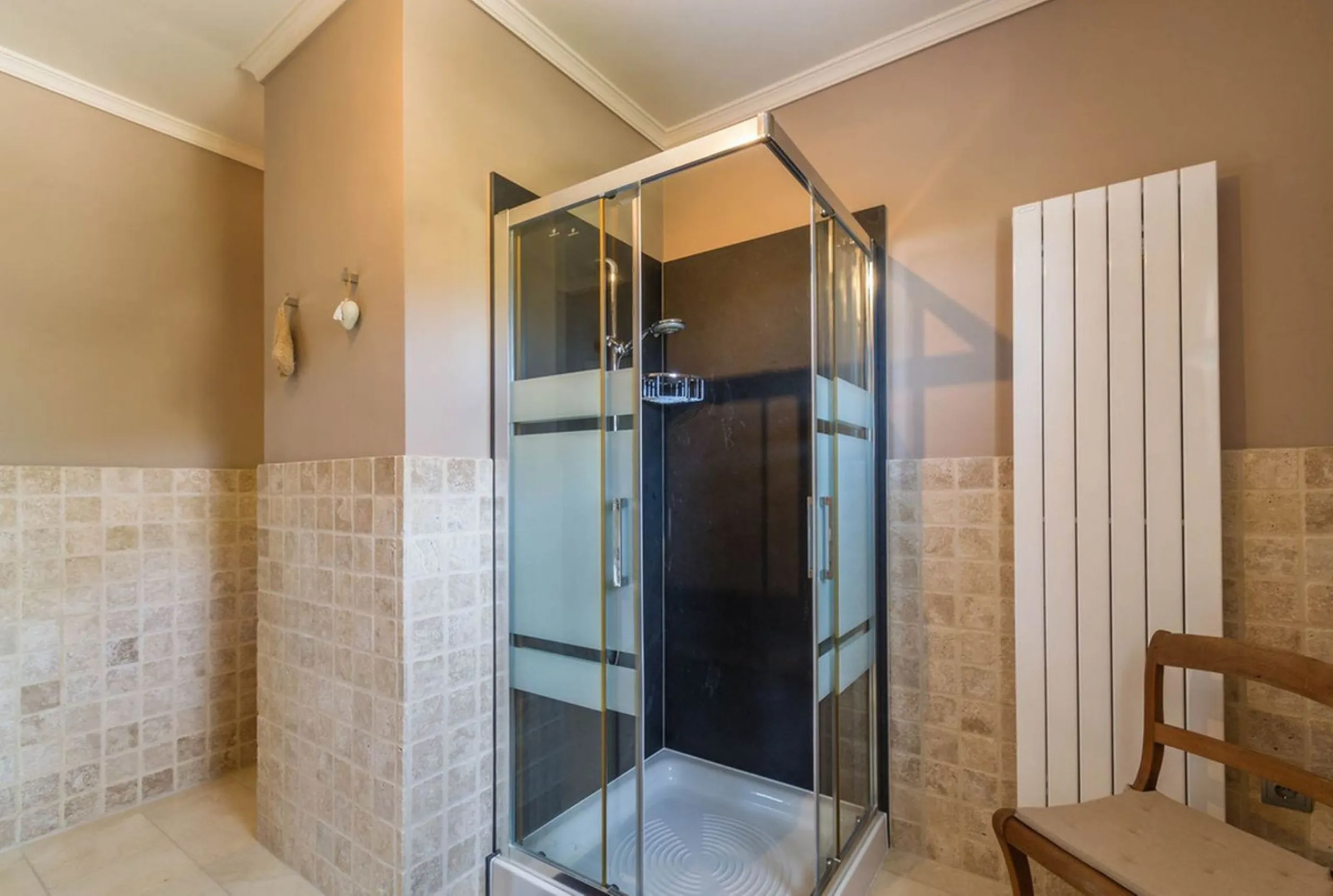 Exclusive Villa for Sale in Arenas, Vélez-Málaga. Escape the hustle and bustle and discover this exceptional villa, located in the quiet countryside (campo) of the white village of Arenas in the beautiful and still authentic region of eastern Malaga. This