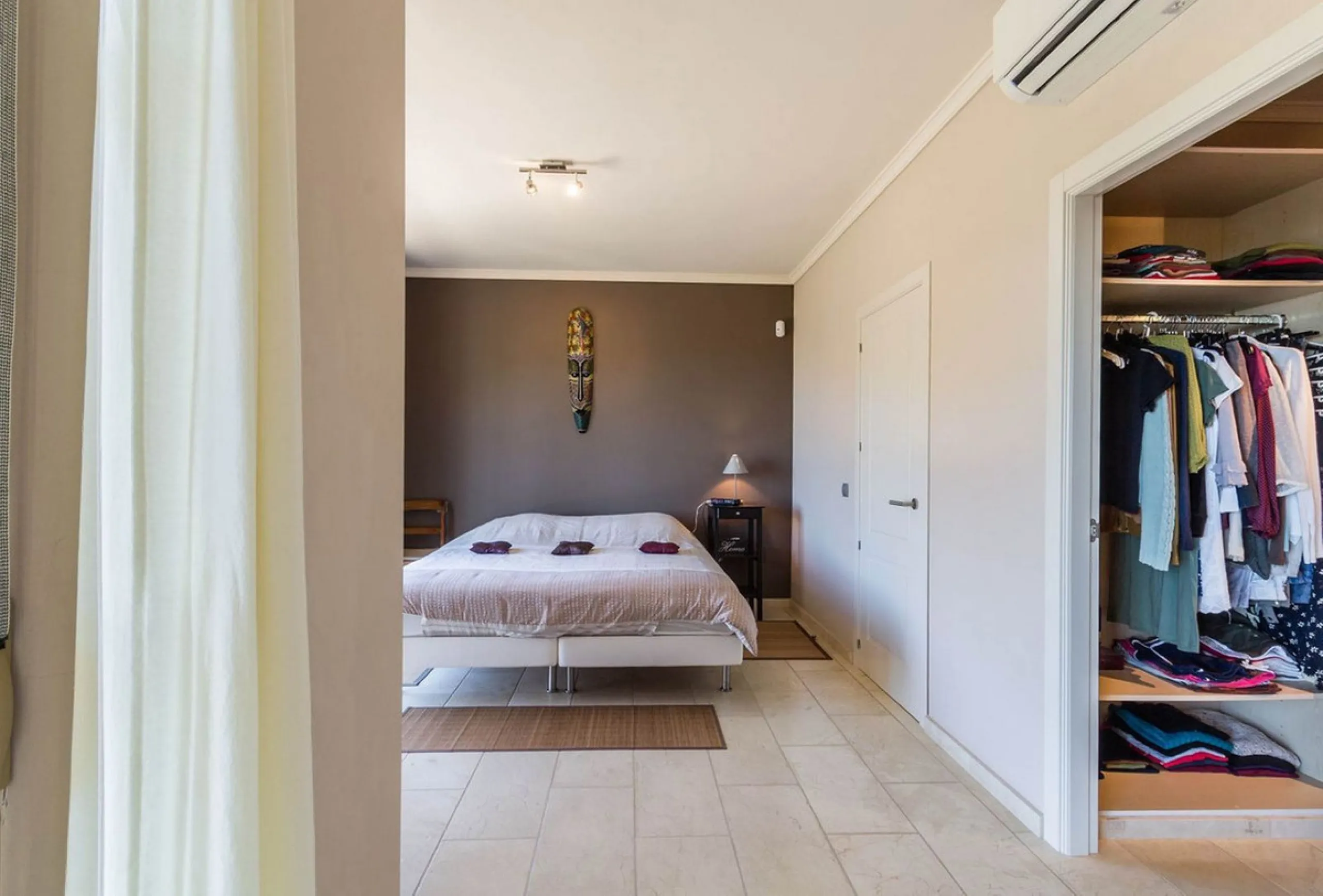 Exclusive Villa for Sale in Arenas, Vélez-Málaga. Escape the hustle and bustle and discover this exceptional villa, located in the quiet countryside (campo) of the white village of Arenas in the beautiful and still authentic region of eastern Malaga. This