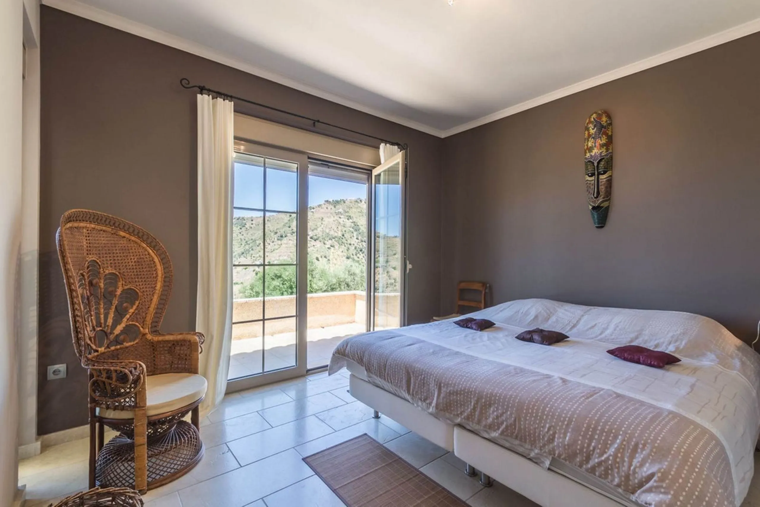 Exclusive Villa for Sale in Arenas, Vélez-Málaga. Escape the hustle and bustle and discover this exceptional villa, located in the quiet countryside (campo) of the white village of Arenas in the beautiful and still authentic region of eastern Malaga. This