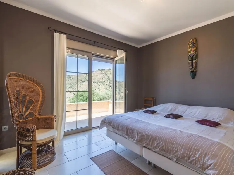 Exclusive Villa for Sale in Arenas, Vélez-Málaga. Escape the hustle and bustle and discover this exceptional villa, located in the quiet countryside (campo) of the white village of Arenas in the beautiful and still authentic region of eastern Malaga. This