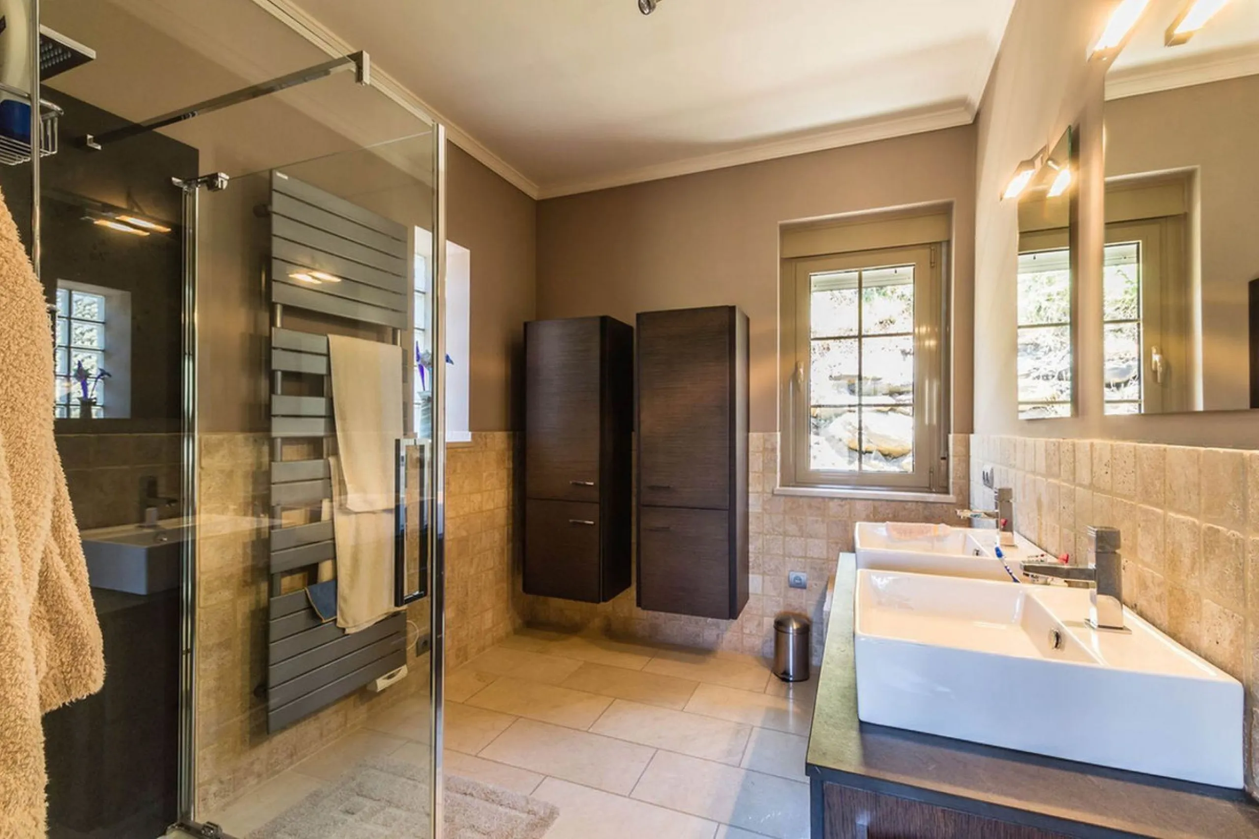 Exclusive Villa for Sale in Arenas, Vélez-Málaga. Escape the hustle and bustle and discover this exceptional villa, located in the quiet countryside (campo) of the white village of Arenas in the beautiful and still authentic region of eastern Malaga. This