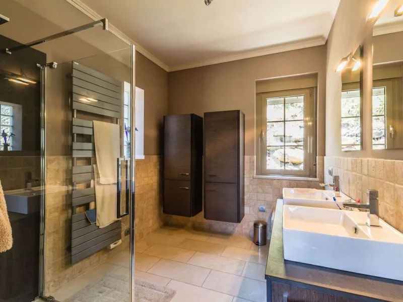 Exclusive Villa for Sale in Arenas, Vélez-Málaga. Escape the hustle and bustle and discover this exceptional villa, located in the quiet countryside (campo) of the white village of Arenas in the beautiful and still authentic region of eastern Malaga. This