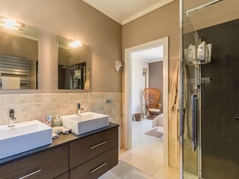 Exclusive Villa for Sale in Arenas, Vélez-Málaga. Escape the hustle and bustle and discover this exceptional villa, located in the quiet countryside (campo) of the white village of Arenas in the beautiful and still authentic region of eastern Malaga. This