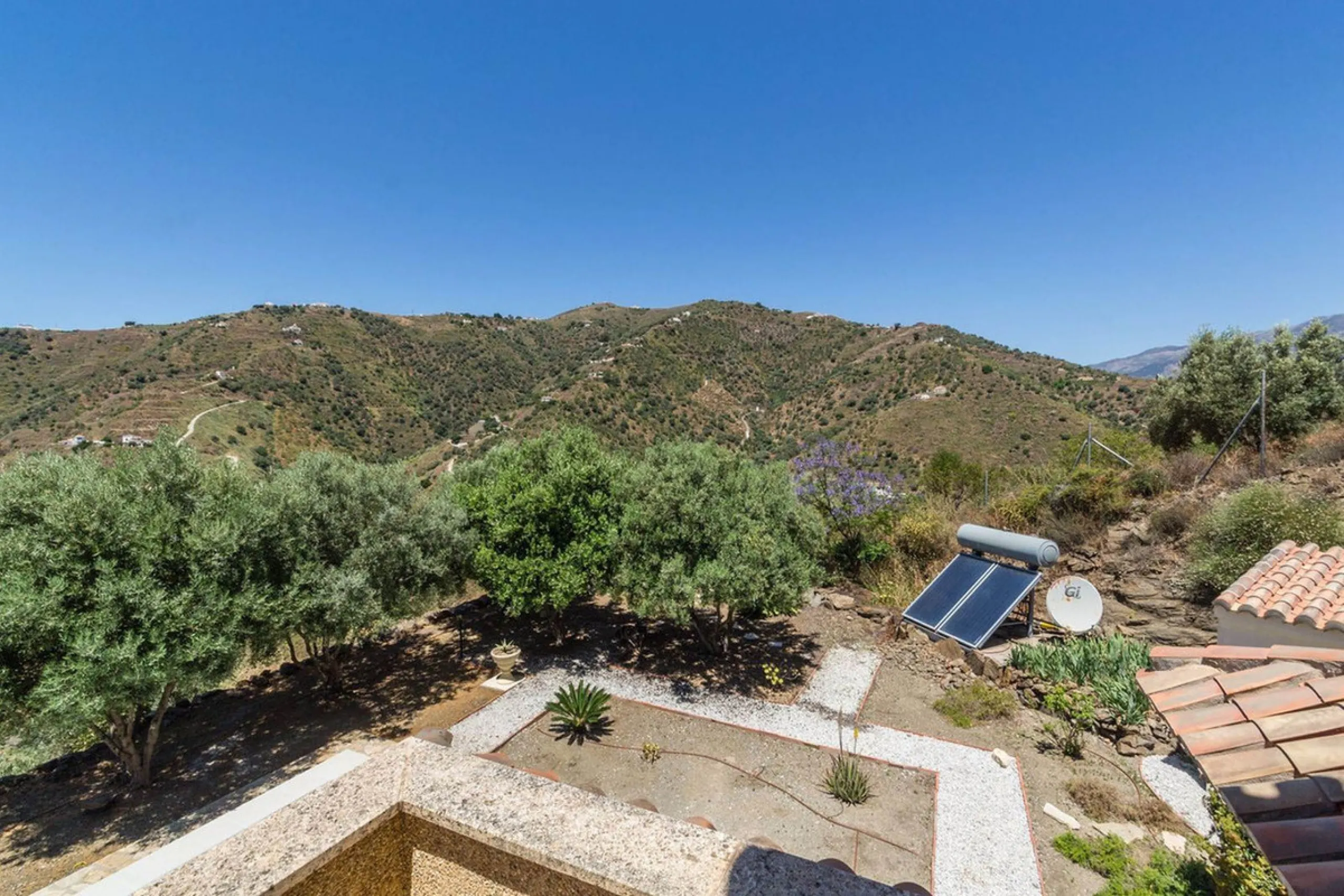 Exclusive Villa for Sale in Arenas, Vélez-Málaga. Escape the hustle and bustle and discover this exceptional villa, located in the quiet countryside (campo) of the white village of Arenas in the beautiful and still authentic region of eastern Malaga. This