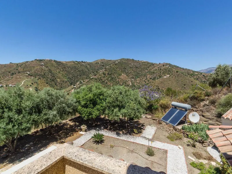 Exclusive Villa for Sale in Arenas, Vélez-Málaga. Escape the hustle and bustle and discover this exceptional villa, located in the quiet countryside (campo) of the white village of Arenas in the beautiful and still authentic region of eastern Malaga. This