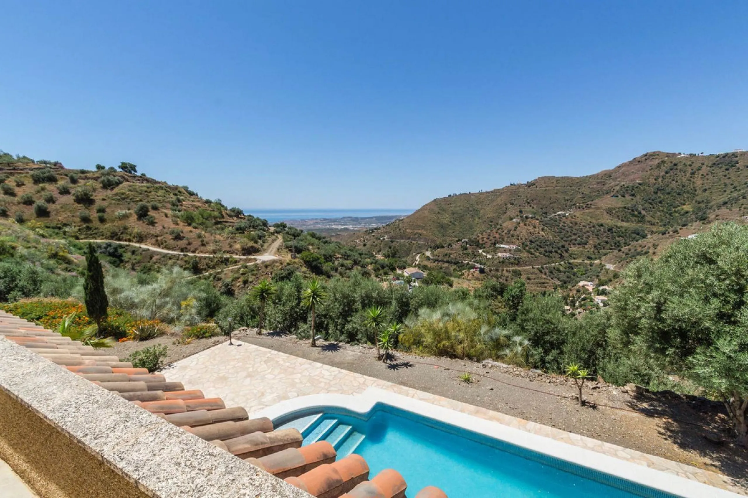 Exclusive Villa for Sale in Arenas, Vélez-Málaga. Escape the hustle and bustle and discover this exceptional villa, located in the quiet countryside (campo) of the white village of Arenas in the beautiful and still authentic region of eastern Malaga. This