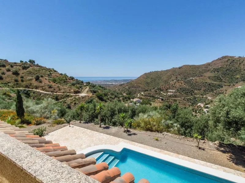 Exclusive Villa for Sale in Arenas, Vélez-Málaga. Escape the hustle and bustle and discover this exceptional villa, located in the quiet countryside (campo) of the white village of Arenas in the beautiful and still authentic region of eastern Malaga. This