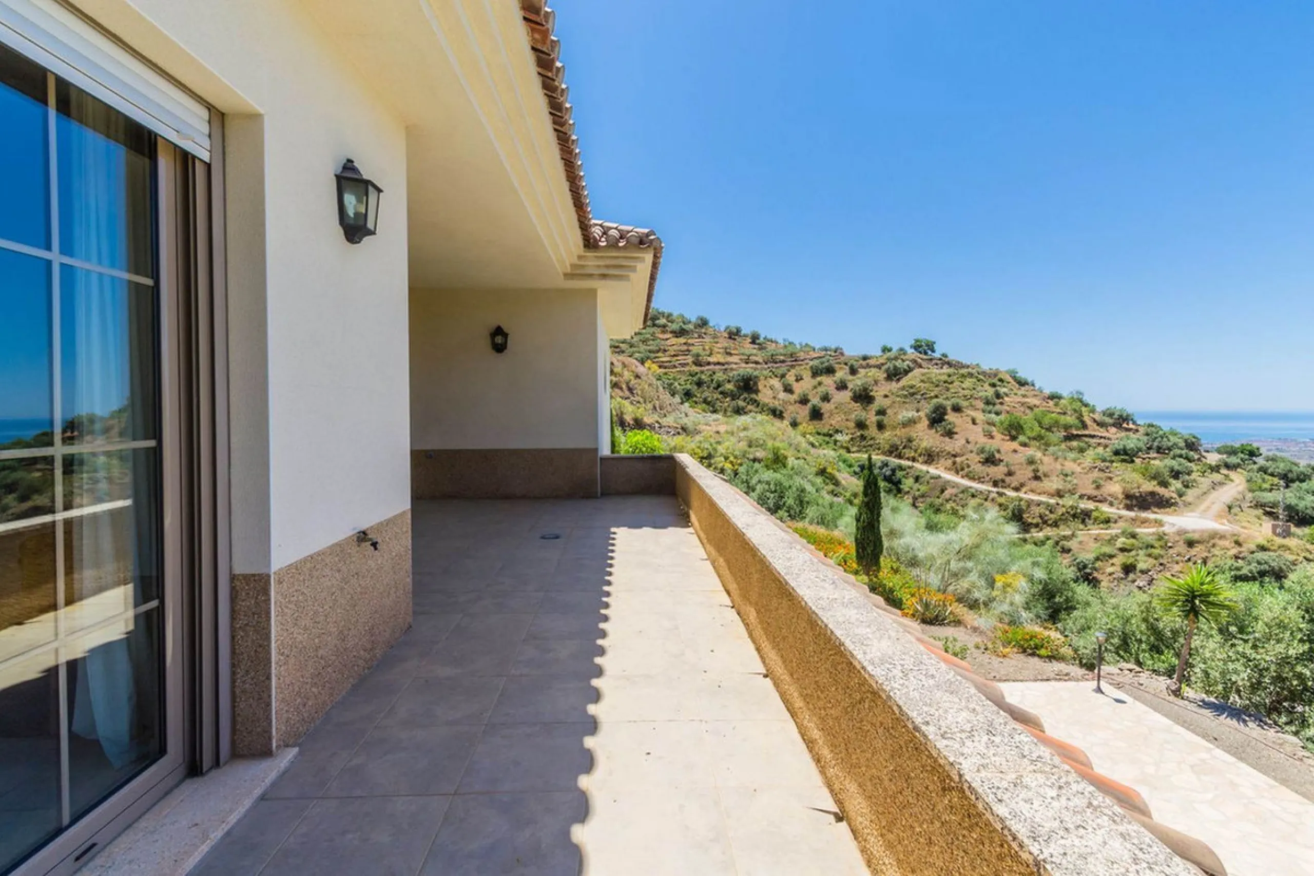 Exclusive Villa for Sale in Arenas, Vélez-Málaga. Escape the hustle and bustle and discover this exceptional villa, located in the quiet countryside (campo) of the white village of Arenas in the beautiful and still authentic region of eastern Malaga. This