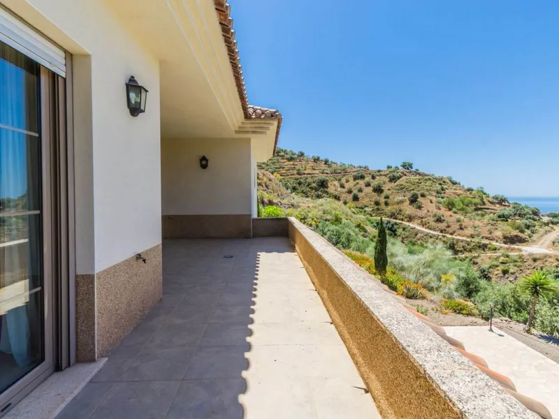 Exclusive Villa for Sale in Arenas, Vélez-Málaga. Escape the hustle and bustle and discover this exceptional villa, located in the quiet countryside (campo) of the white village of Arenas in the beautiful and still authentic region of eastern Malaga. This