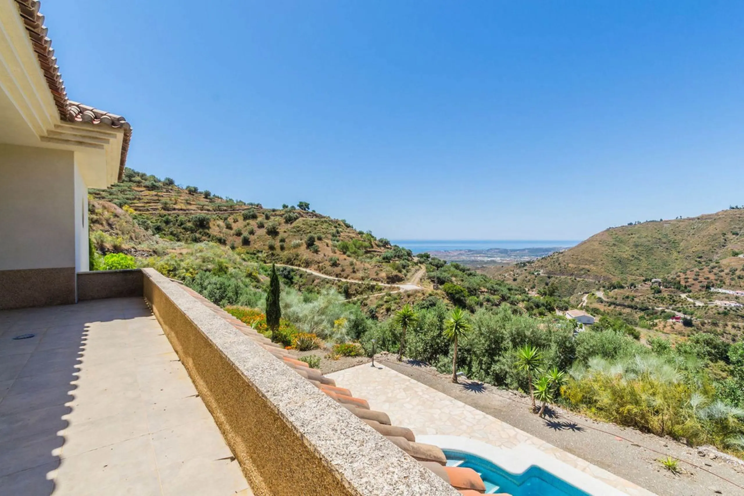 Exclusive Villa for Sale in Arenas, Vélez-Málaga. Escape the hustle and bustle and discover this exceptional villa, located in the quiet countryside (campo) of the white village of Arenas in the beautiful and still authentic region of eastern Malaga. This