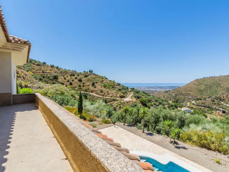 Exclusive Villa for Sale in Arenas, Vélez-Málaga. Escape the hustle and bustle and discover this exceptional villa, located in the quiet countryside (campo) of the white village of Arenas in the beautiful and still authentic region of eastern Malaga. This