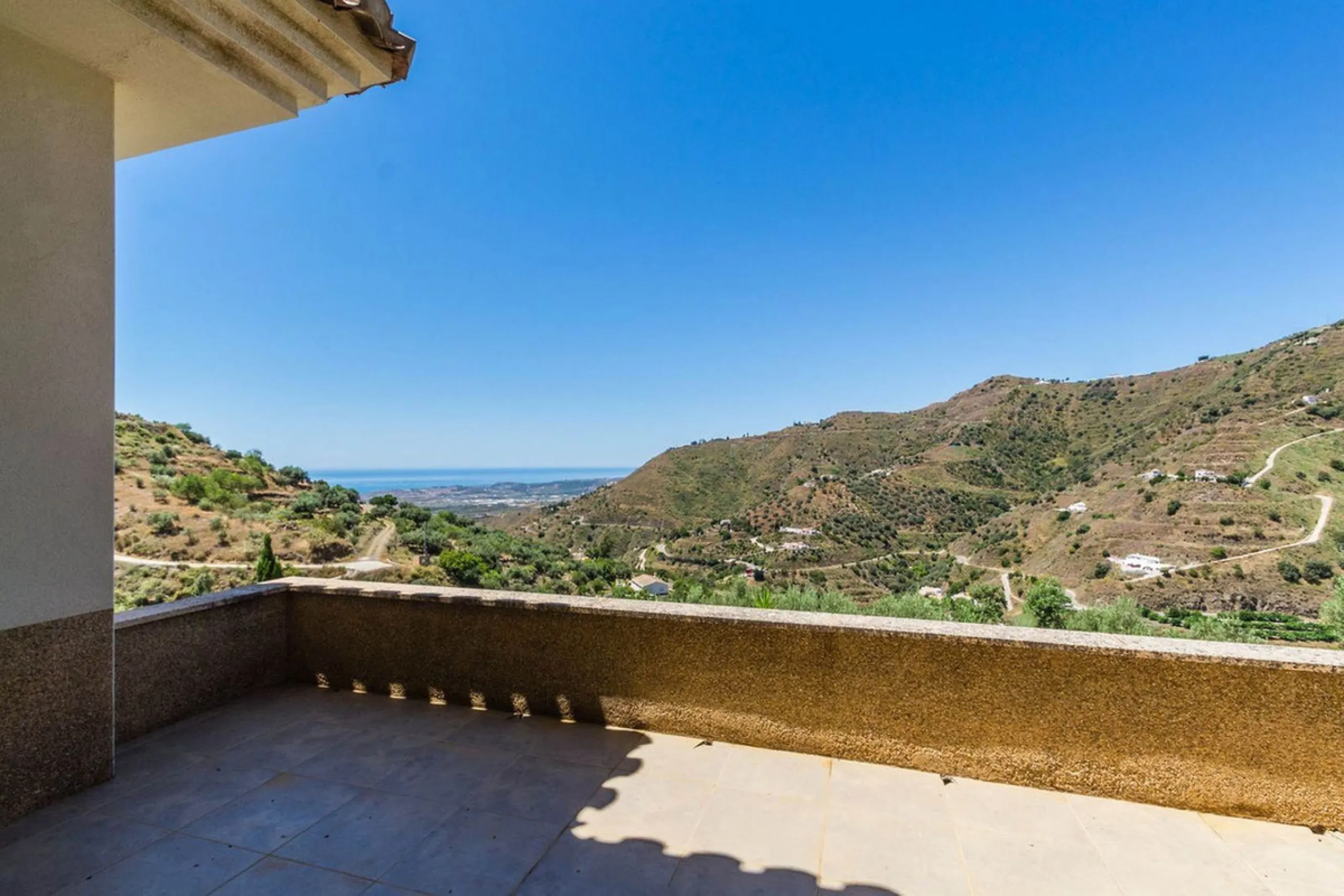Exclusive Villa for Sale in Arenas, Vélez-Málaga. Escape the hustle and bustle and discover this exceptional villa, located in the quiet countryside (campo) of the white village of Arenas in the beautiful and still authentic region of eastern Malaga. This