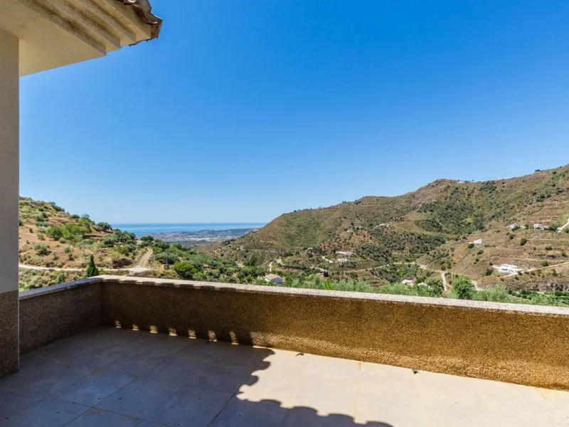 Exclusive Villa for Sale in Arenas, Vélez-Málaga. Escape the hustle and bustle and discover this exceptional villa, located in the quiet countryside (campo) of the white village of Arenas in the beautiful and still authentic region of eastern Malaga. This