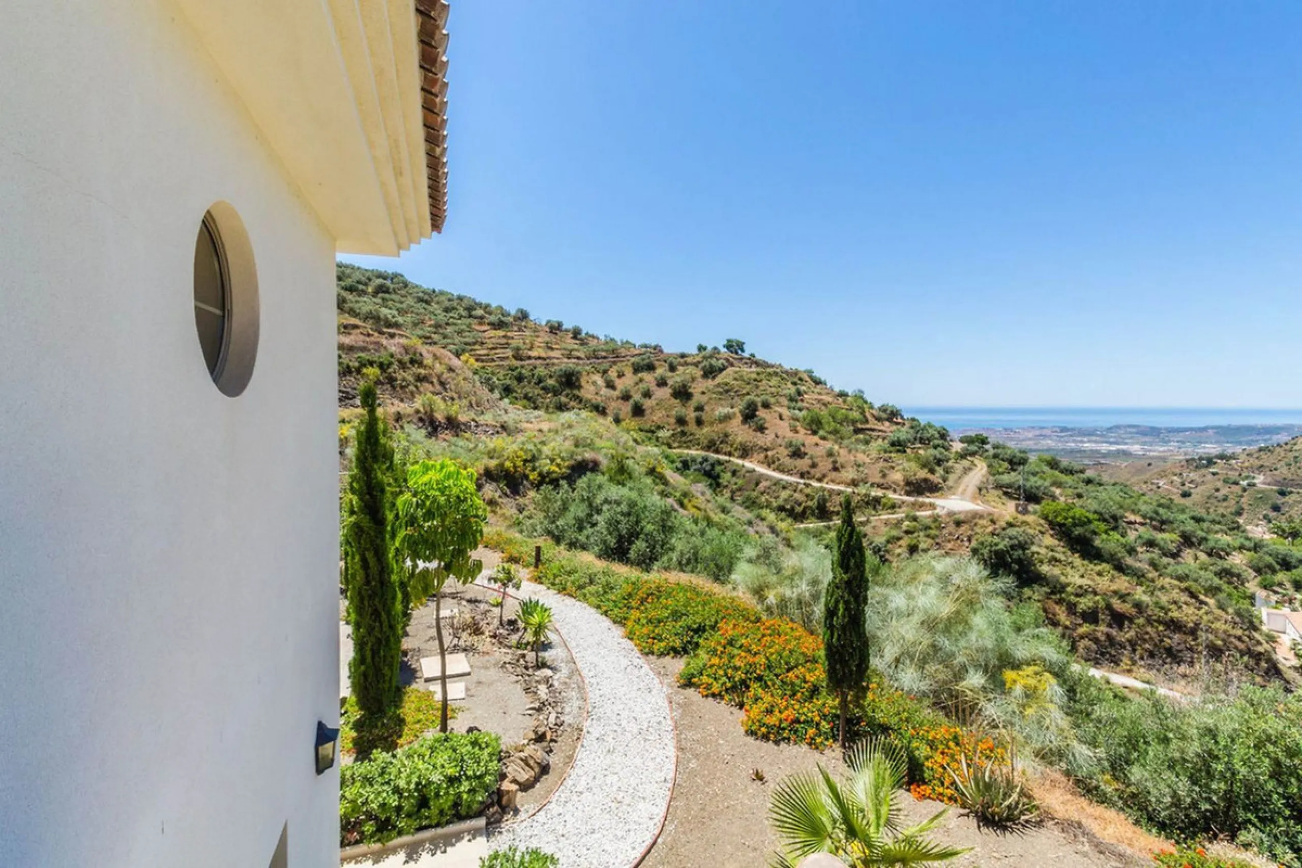 Exclusive Villa for Sale in Arenas, Vélez-Málaga. Escape the hustle and bustle and discover this exceptional villa, located in the quiet countryside (campo) of the white village of Arenas in the beautiful and still authentic region of eastern Malaga. This
