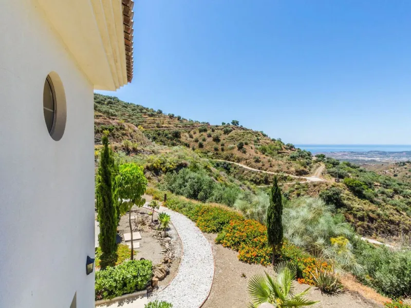 Exclusive Villa for Sale in Arenas, Vélez-Málaga. Escape the hustle and bustle and discover this exceptional villa, located in the quiet countryside (campo) of the white village of Arenas in the beautiful and still authentic region of eastern Malaga. This