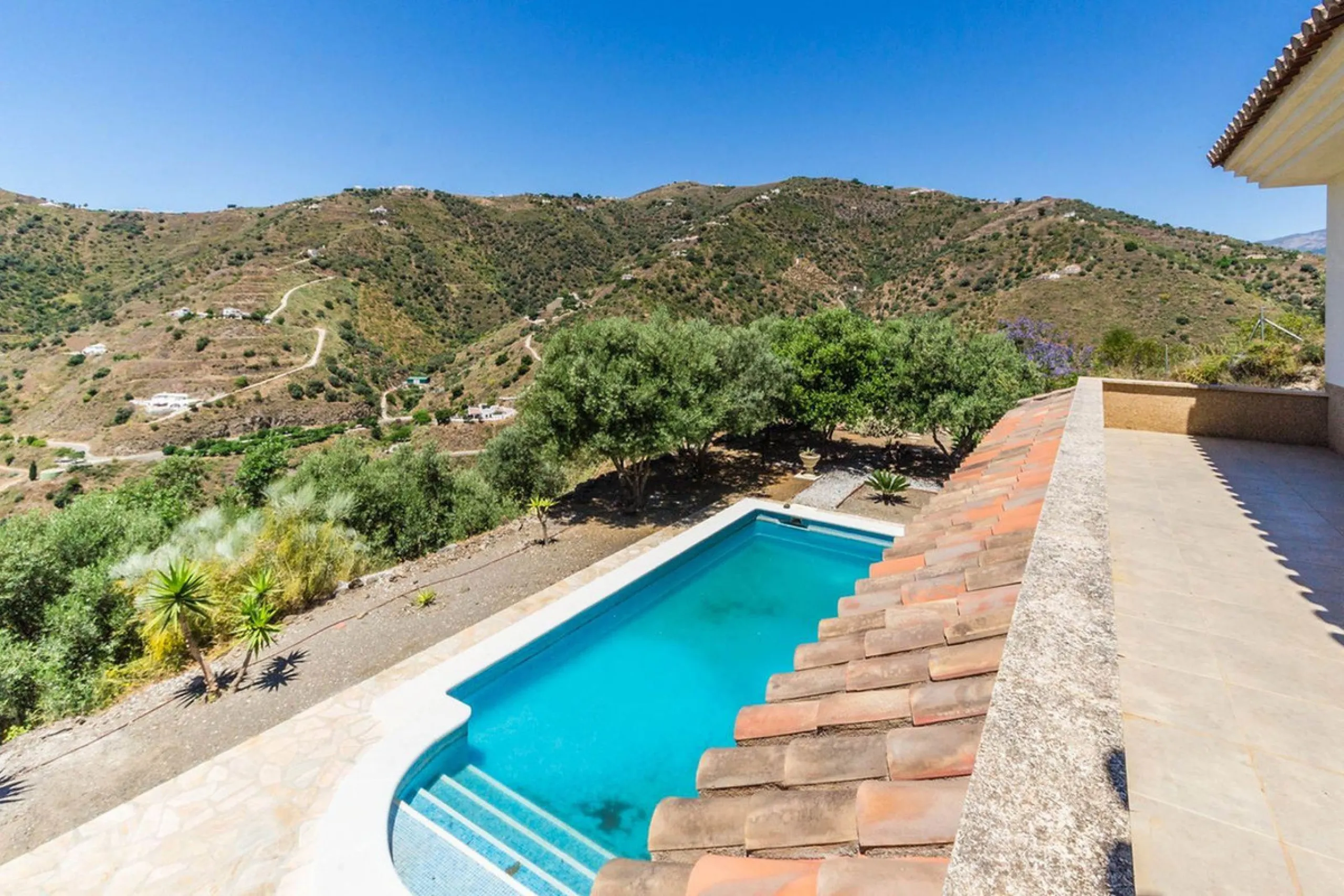 Exclusive Villa for Sale in Arenas, Vélez-Málaga. Escape the hustle and bustle and discover this exceptional villa, located in the quiet countryside (campo) of the white village of Arenas in the beautiful and still authentic region of eastern Malaga. This