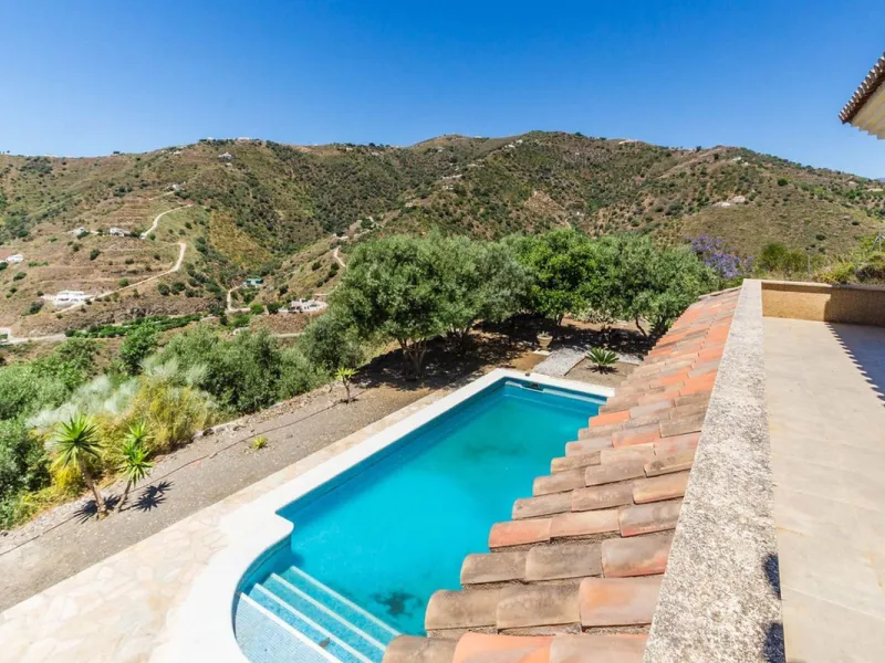 Exclusive Villa for Sale in Arenas, Vélez-Málaga. Escape the hustle and bustle and discover this exceptional villa, located in the quiet countryside (campo) of the white village of Arenas in the beautiful and still authentic region of eastern Malaga. This