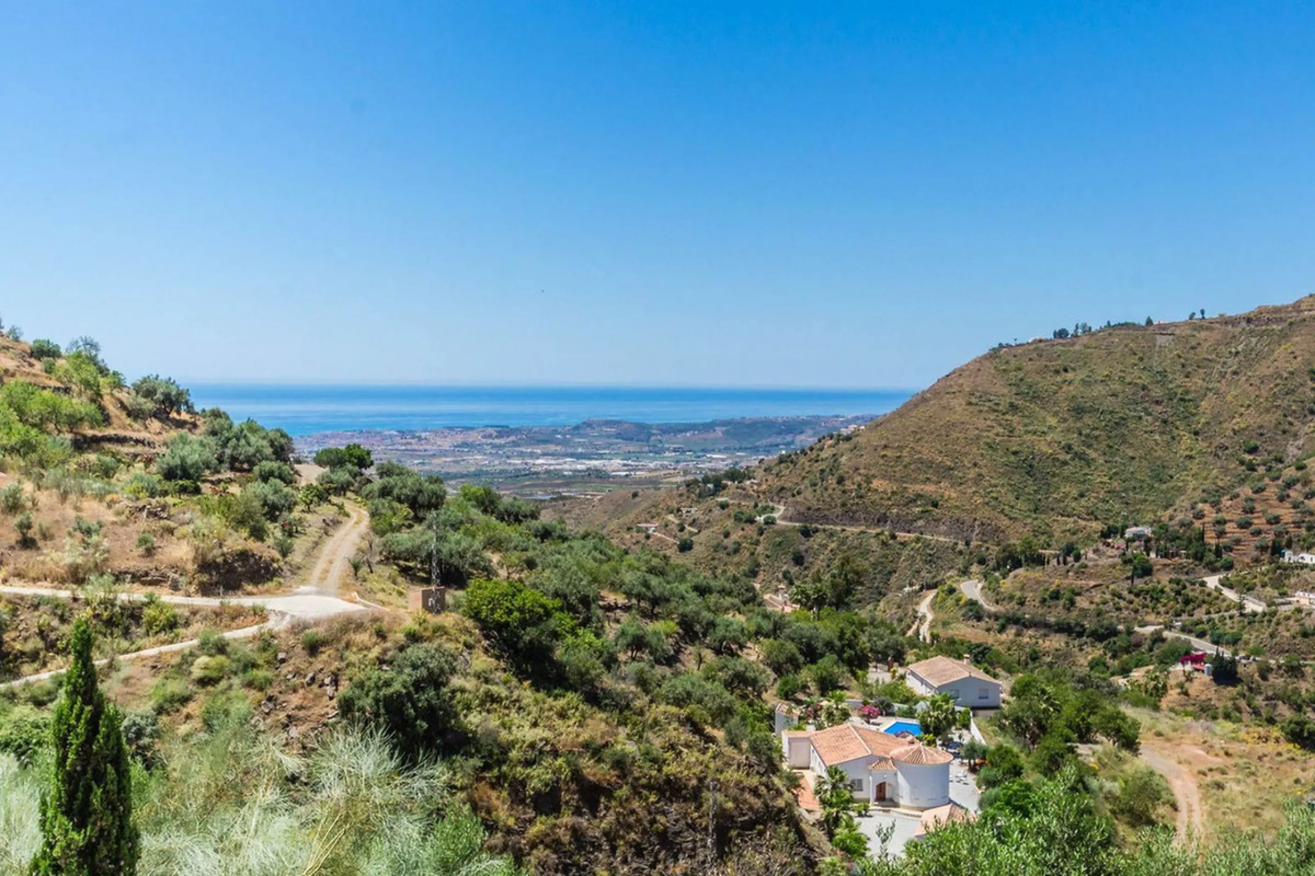 Exclusive Villa for Sale in Arenas, Vélez-Málaga. Escape the hustle and bustle and discover this exceptional villa, located in the quiet countryside (campo) of the white village of Arenas in the beautiful and still authentic region of eastern Malaga. This