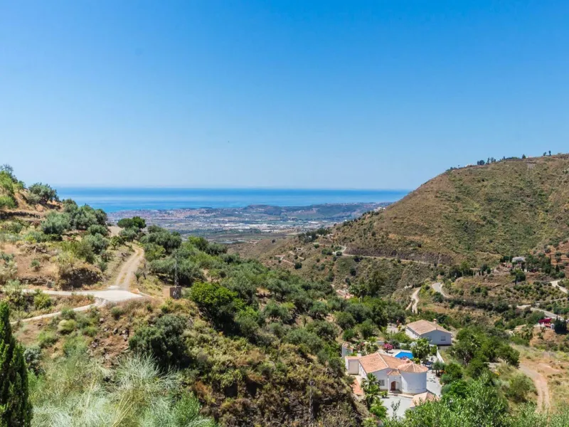 Exclusive Villa for Sale in Arenas, Vélez-Málaga. Escape the hustle and bustle and discover this exceptional villa, located in the quiet countryside (campo) of the white village of Arenas in the beautiful and still authentic region of eastern Malaga. This