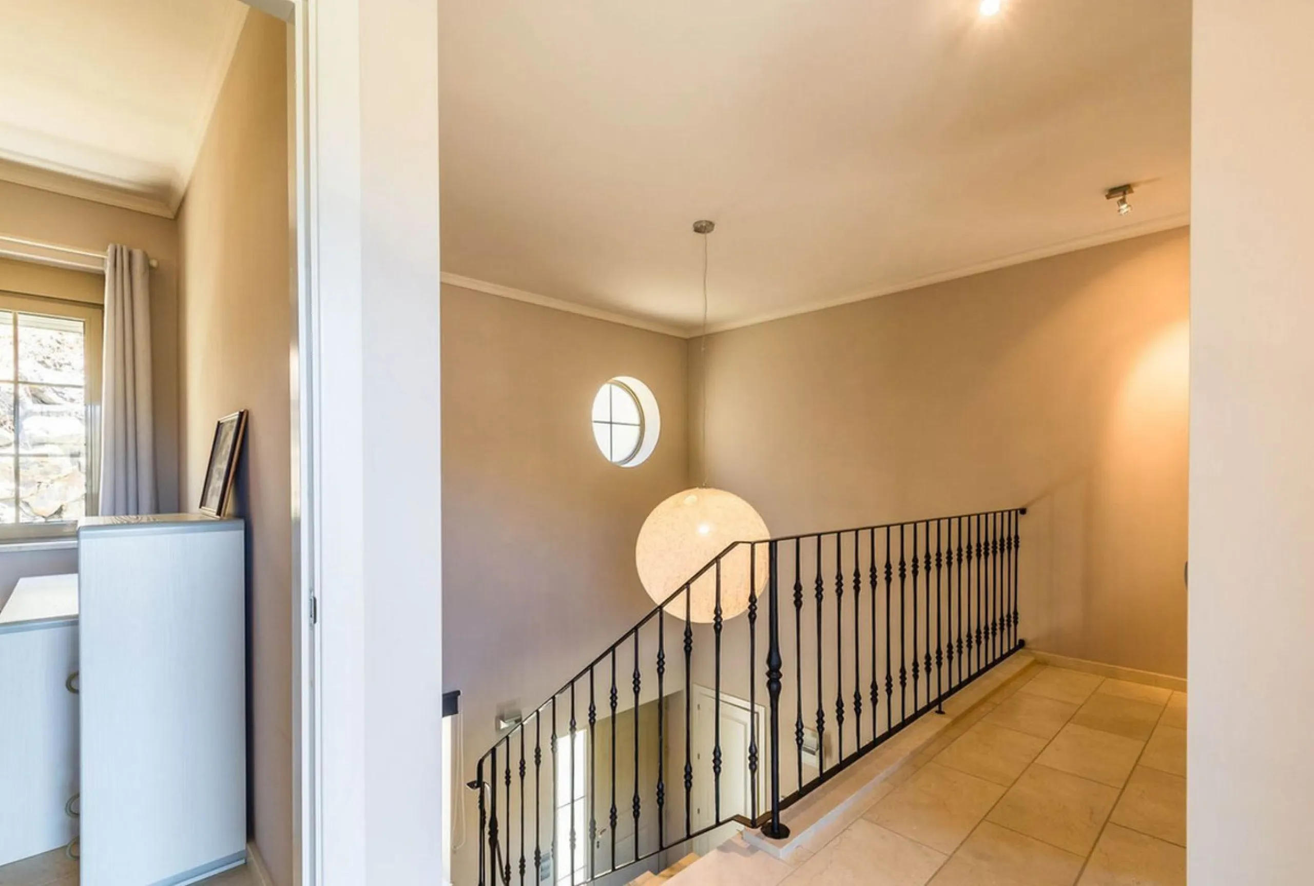 Exclusive Villa for Sale in Arenas, Vélez-Málaga. Escape the hustle and bustle and discover this exceptional villa, located in the quiet countryside (campo) of the white village of Arenas in the beautiful and still authentic region of eastern Malaga. This