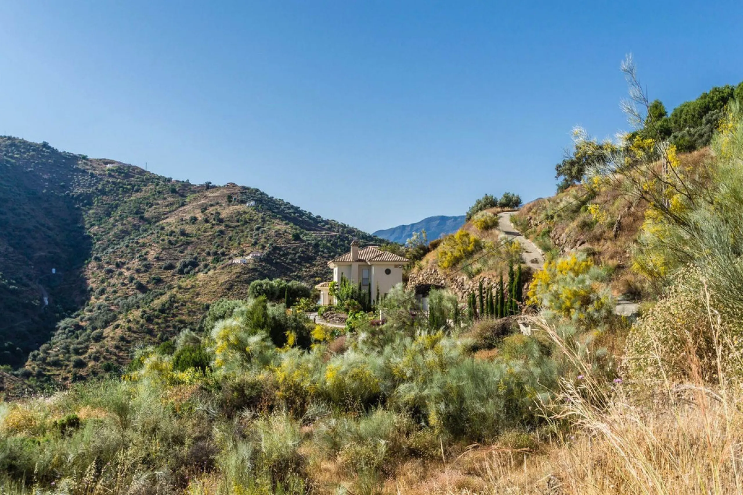 Exclusive Villa for Sale in Arenas, Vélez-Málaga. Escape the hustle and bustle and discover this exceptional villa, located in the quiet countryside (campo) of the white village of Arenas in the beautiful and still authentic region of eastern Malaga. This