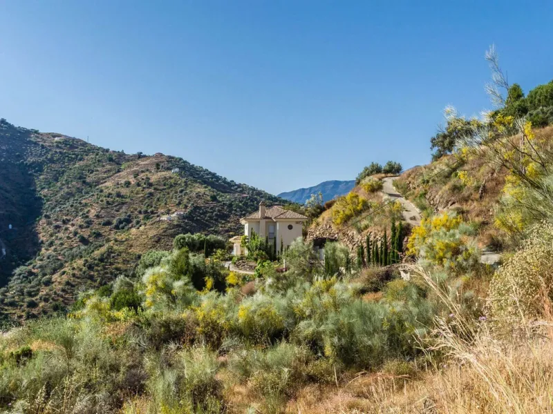 Exclusive Villa for Sale in Arenas, Vélez-Málaga. Escape the hustle and bustle and discover this exceptional villa, located in the quiet countryside (campo) of the white village of Arenas in the beautiful and still authentic region of eastern Malaga. This