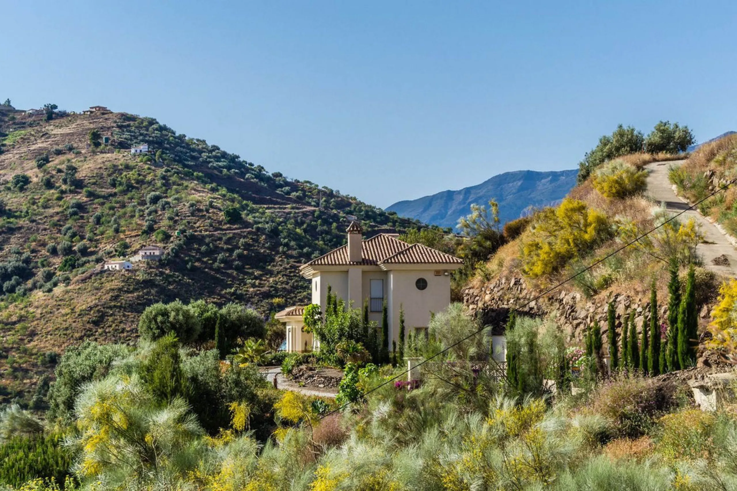 Exclusive Villa for Sale in Arenas, Vélez-Málaga. Escape the hustle and bustle and discover this exceptional villa, located in the quiet countryside (campo) of the white village of Arenas in the beautiful and still authentic region of eastern Malaga. This