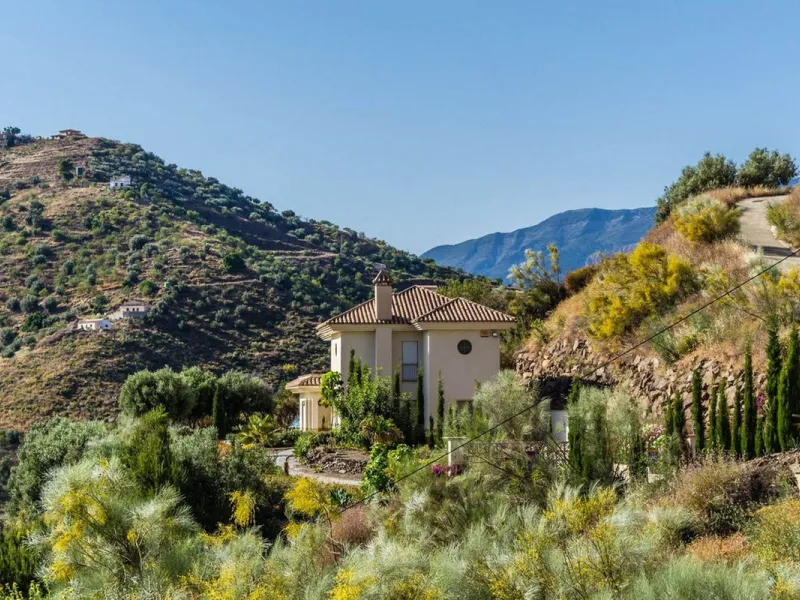 Exclusive Villa for Sale in Arenas, Vélez-Málaga. Escape the hustle and bustle and discover this exceptional villa, located in the quiet countryside (campo) of the white village of Arenas in the beautiful and still authentic region of eastern Malaga. This