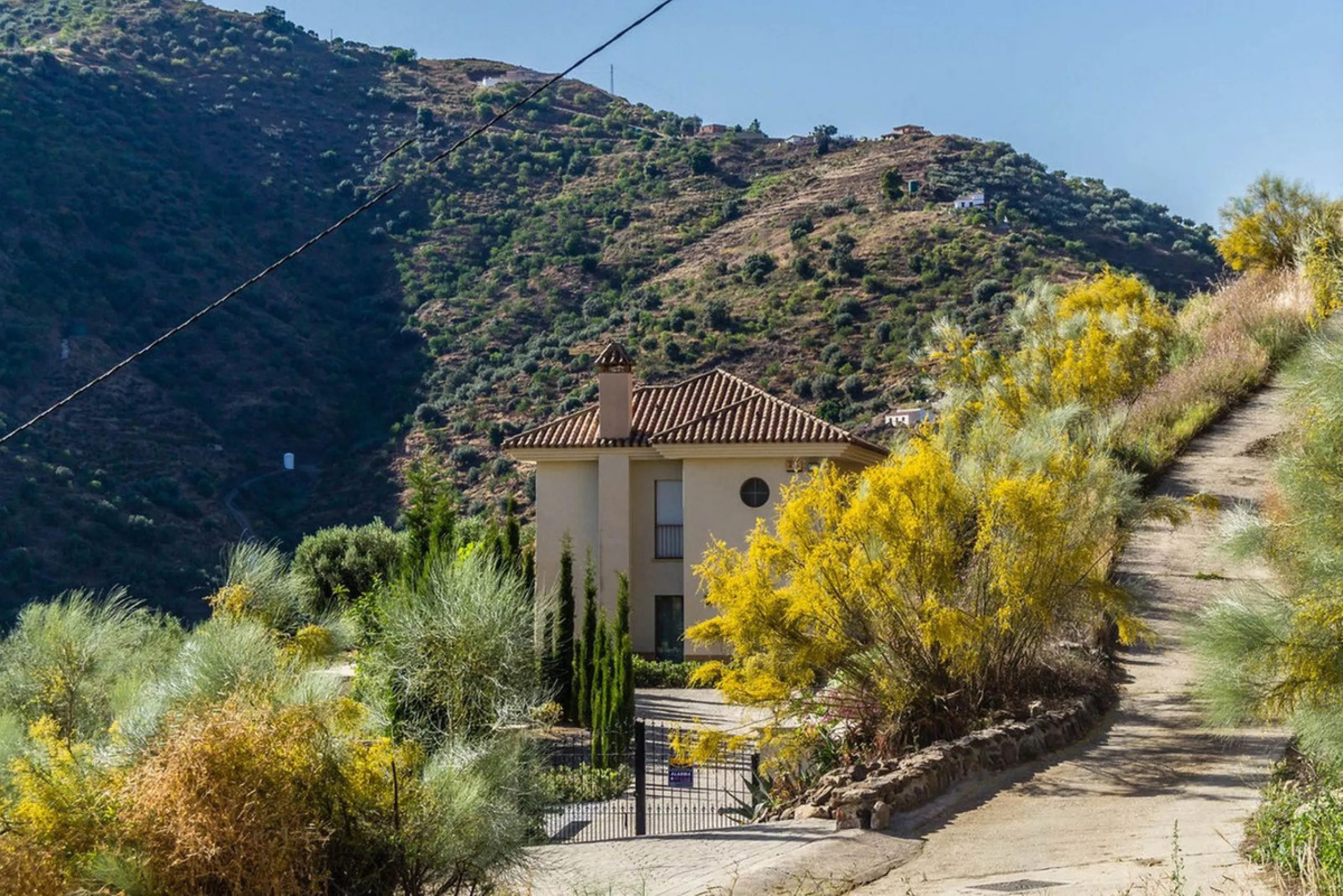 Exclusive Villa for Sale in Arenas, Vélez-Málaga. Escape the hustle and bustle and discover this exceptional villa, located in the quiet countryside (campo) of the white village of Arenas in the beautiful and still authentic region of eastern Malaga. This