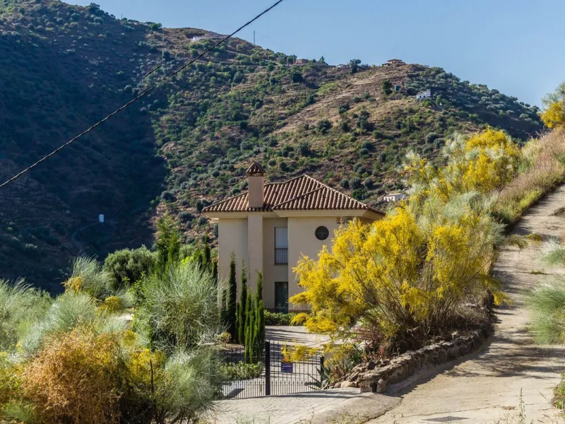 Exclusive Villa for Sale in Arenas, Vélez-Málaga. Escape the hustle and bustle and discover this exceptional villa, located in the quiet countryside (campo) of the white village of Arenas in the beautiful and still authentic region of eastern Malaga. This