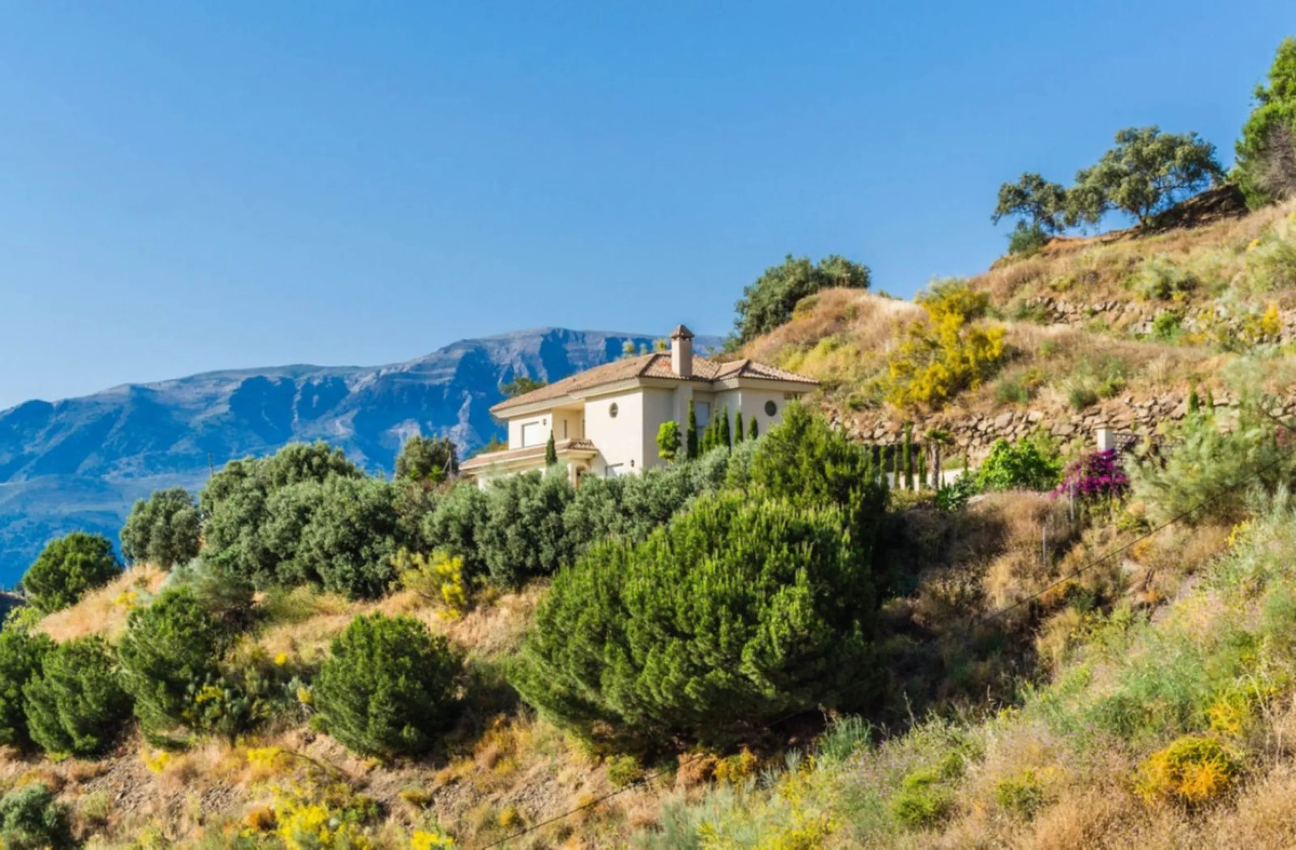 Exclusive Villa for Sale in Arenas, Vélez-Málaga. Escape the hustle and bustle and discover this exceptional villa, located in the quiet countryside (campo) of the white village of Arenas in the beautiful and still authentic region of eastern Malaga. This