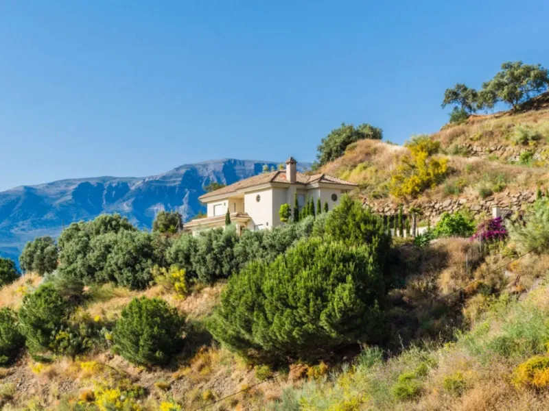 Exclusive Villa for Sale in Arenas, Vélez-Málaga. Escape the hustle and bustle and discover this exceptional villa, located in the quiet countryside (campo) of the white village of Arenas in the beautiful and still authentic region of eastern Malaga. This