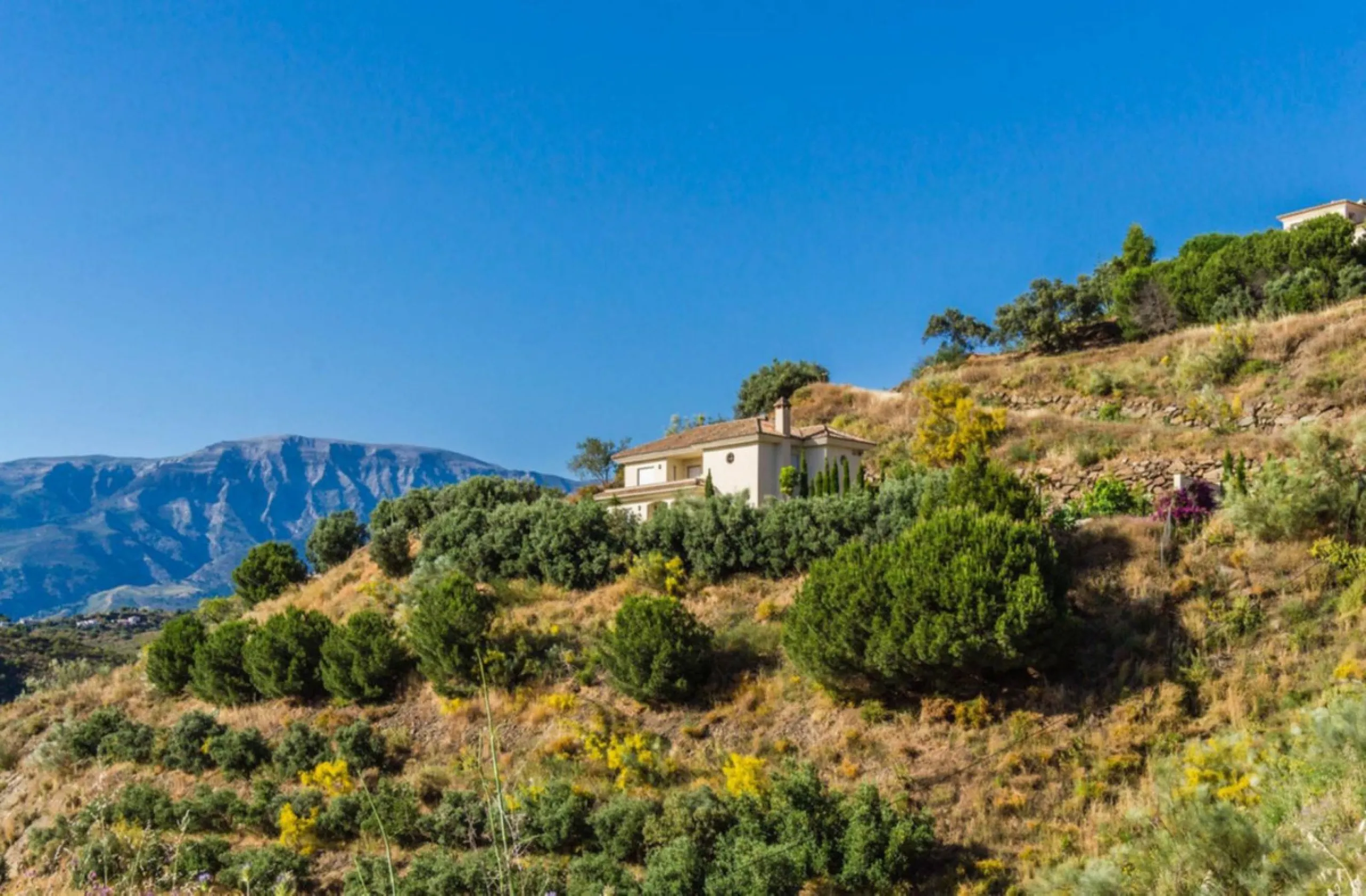 Exclusive Villa for Sale in Arenas, Vélez-Málaga. Escape the hustle and bustle and discover this exceptional villa, located in the quiet countryside (campo) of the white village of Arenas in the beautiful and still authentic region of eastern Malaga. This