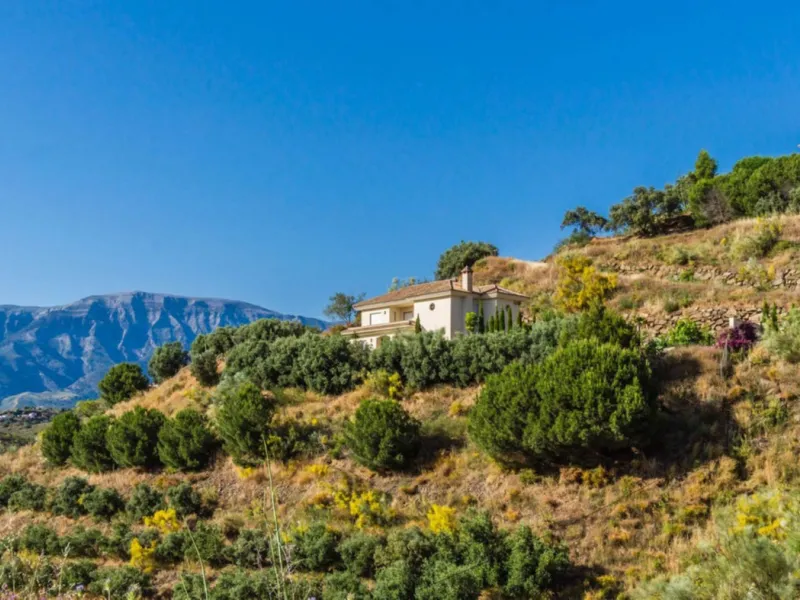 Exclusive Villa for Sale in Arenas, Vélez-Málaga. Escape the hustle and bustle and discover this exceptional villa, located in the quiet countryside (campo) of the white village of Arenas in the beautiful and still authentic region of eastern Malaga. This
