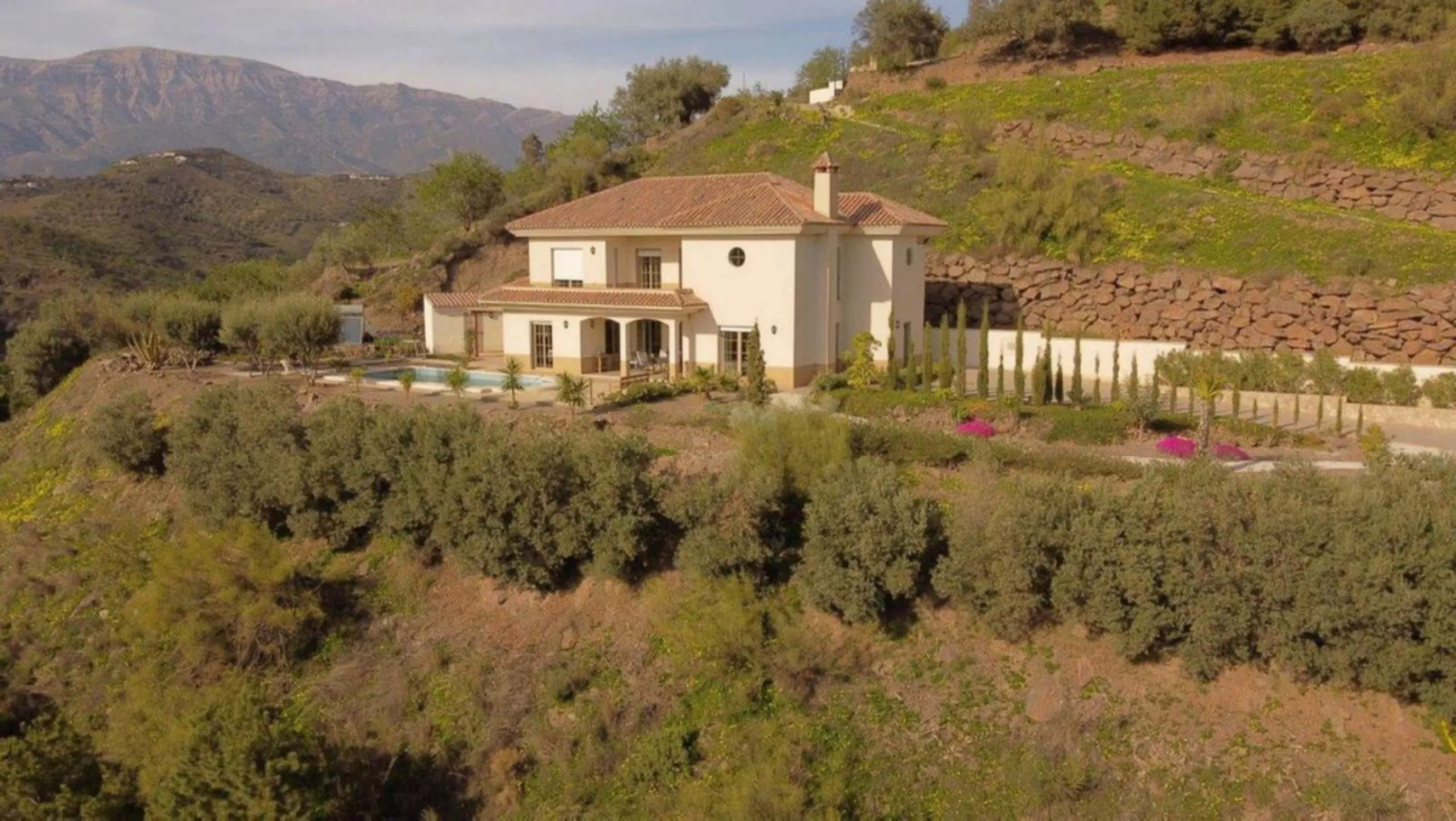Exclusive Villa for Sale in Arenas, Vélez-Málaga. Escape the hustle and bustle and discover this exceptional villa, located in the quiet countryside (campo) of the white village of Arenas in the beautiful and still authentic region of eastern Malaga. This