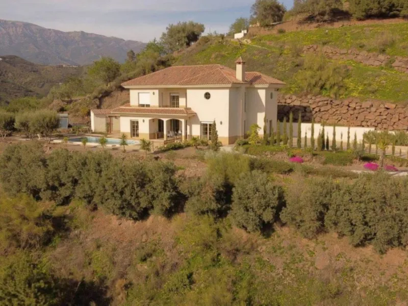 Exclusive Villa for Sale in Arenas, Vélez-Málaga. Escape the hustle and bustle and discover this exceptional villa, located in the quiet countryside (campo) of the white village of Arenas in the beautiful and still authentic region of eastern Malaga. This