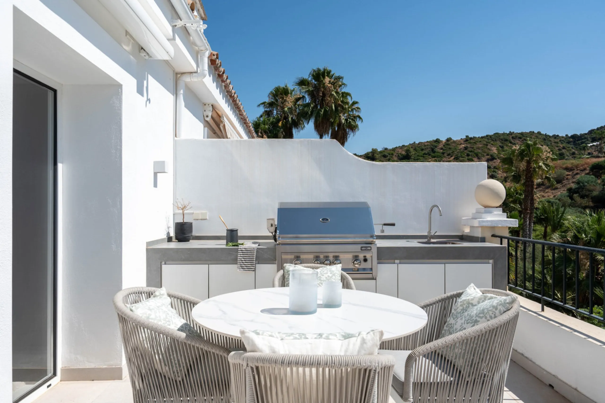 Apartment - Middle Floor Apartment в продаже в Benahavís, Málaga. В доме 2 спален и 3 ванных комнат. Площадь дома 111 м²