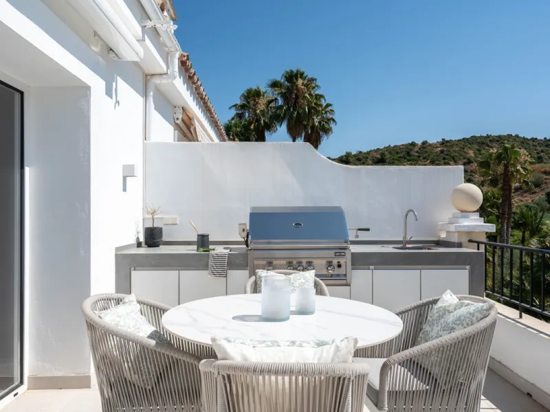Apartment - Middle Floor Apartment в продаже в Benahavís, Málaga. В доме 2 спален и 3 ванных комнат. Площадь дома 111 м²