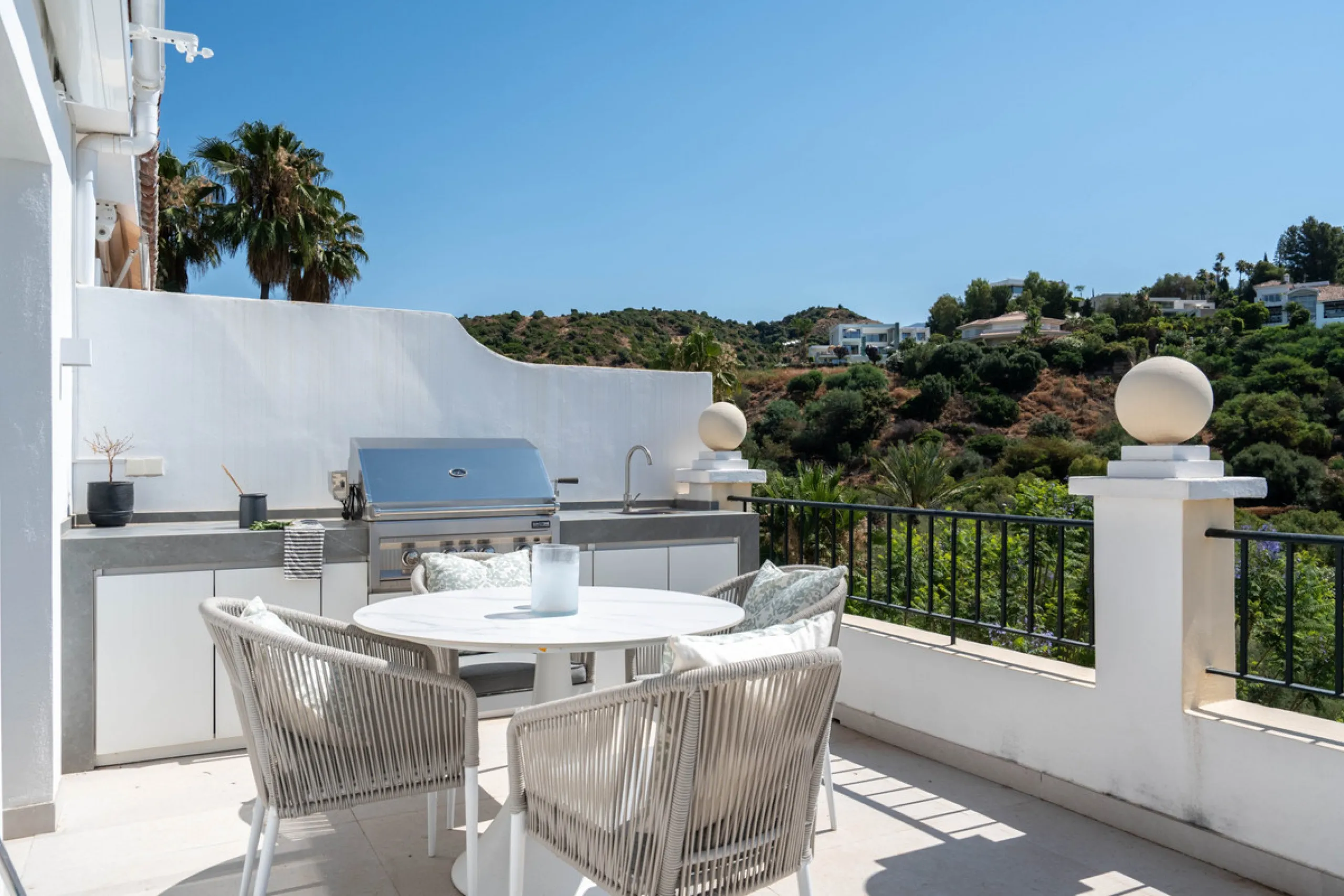 Apartment - Middle Floor Apartment в продаже в Benahavís, Málaga. В доме 2 спален и 3 ванных комнат. Площадь дома 111 м²