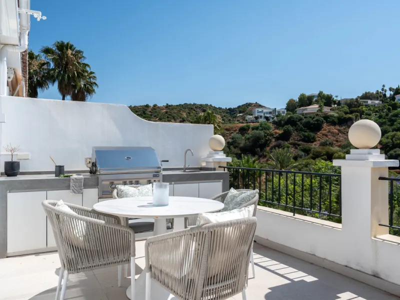 Apartment - Middle Floor Apartment в продаже в Benahavís, Málaga. В доме 2 спален и 3 ванных комнат. Площадь дома 111 м²