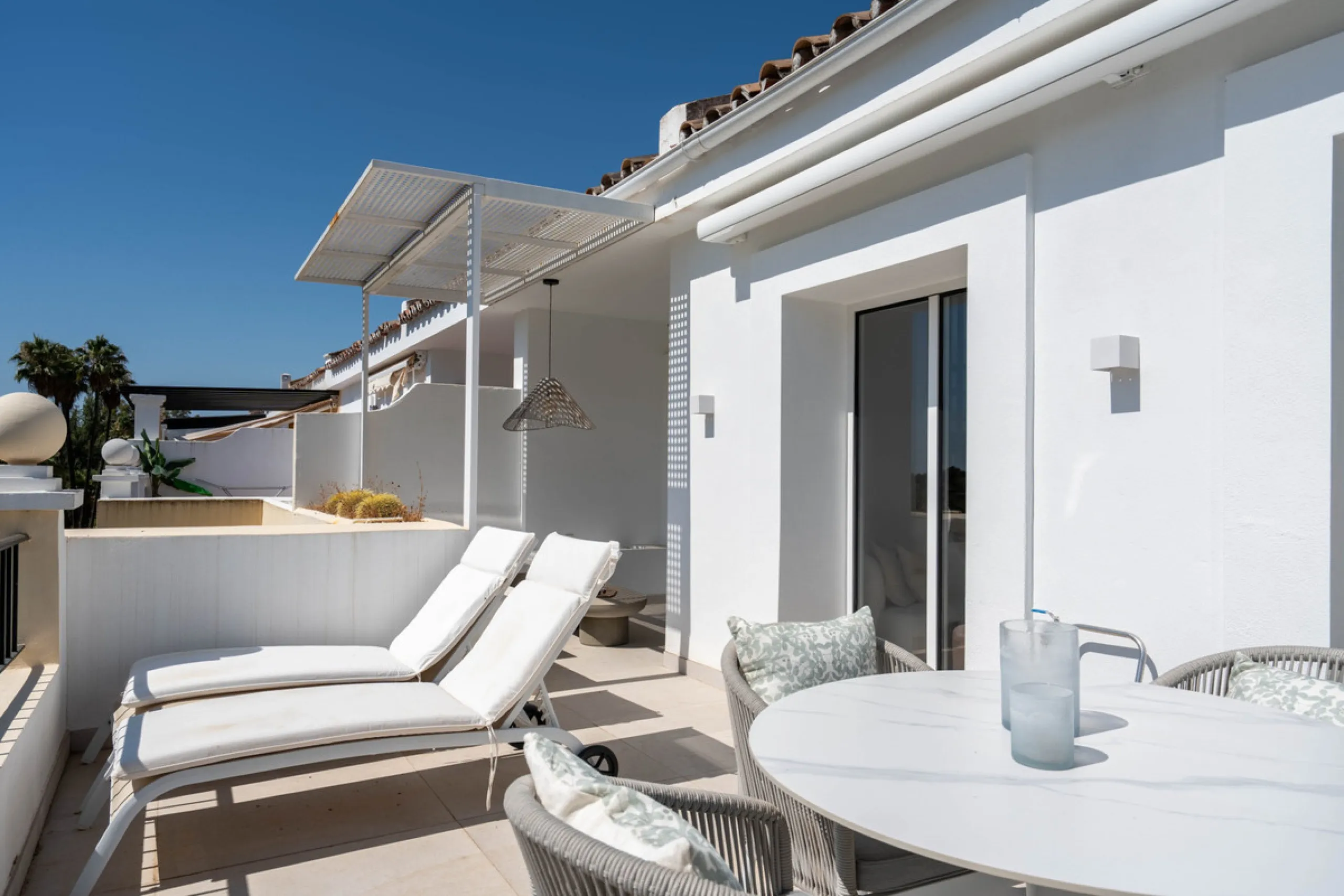 Apartment - Middle Floor Apartment в продаже в Benahavís, Málaga. В доме 2 спален и 3 ванных комнат. Площадь дома 111 м²