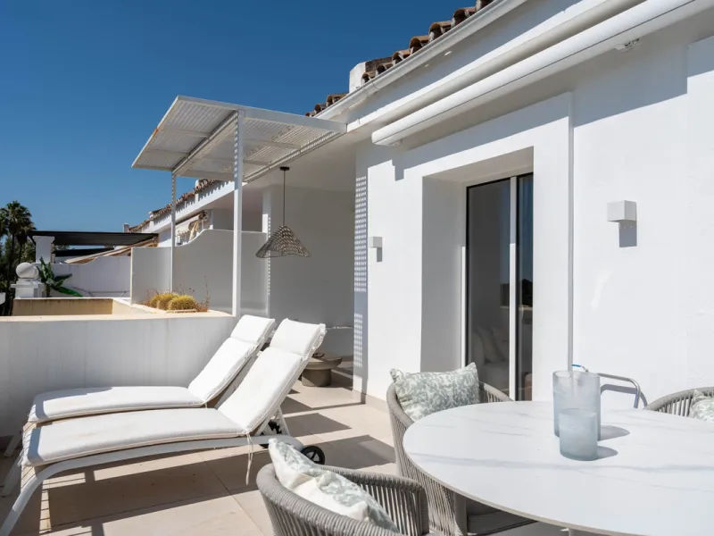 Apartment - Middle Floor Apartment в продаже в Benahavís, Málaga. В доме 2 спален и 3 ванных комнат. Площадь дома 111 м²
