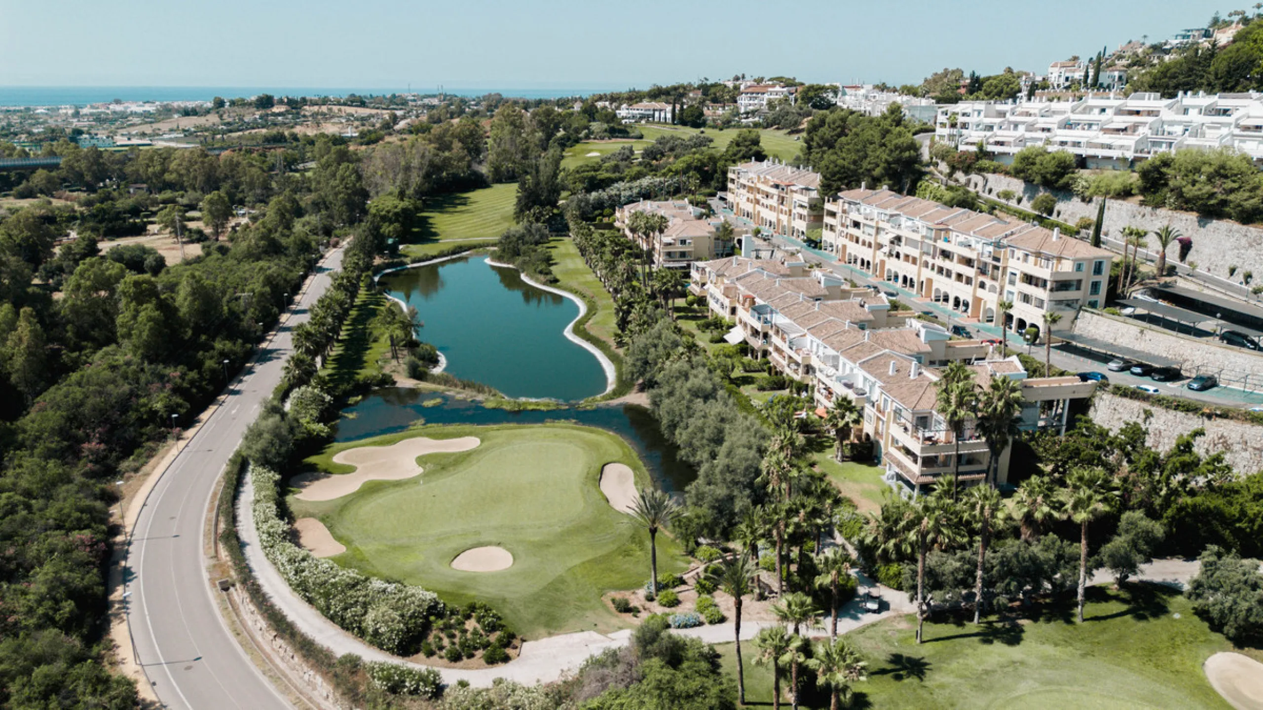 Apartment - Middle Floor Apartment в продаже в Benahavís, Málaga. В доме 2 спален и 3 ванных комнат. Площадь дома 111 м²