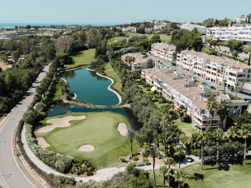 Apartment - Middle Floor Apartment в продаже в Benahavís, Málaga. В доме 2 спален и 3 ванных комнат. Площадь дома 111 м²