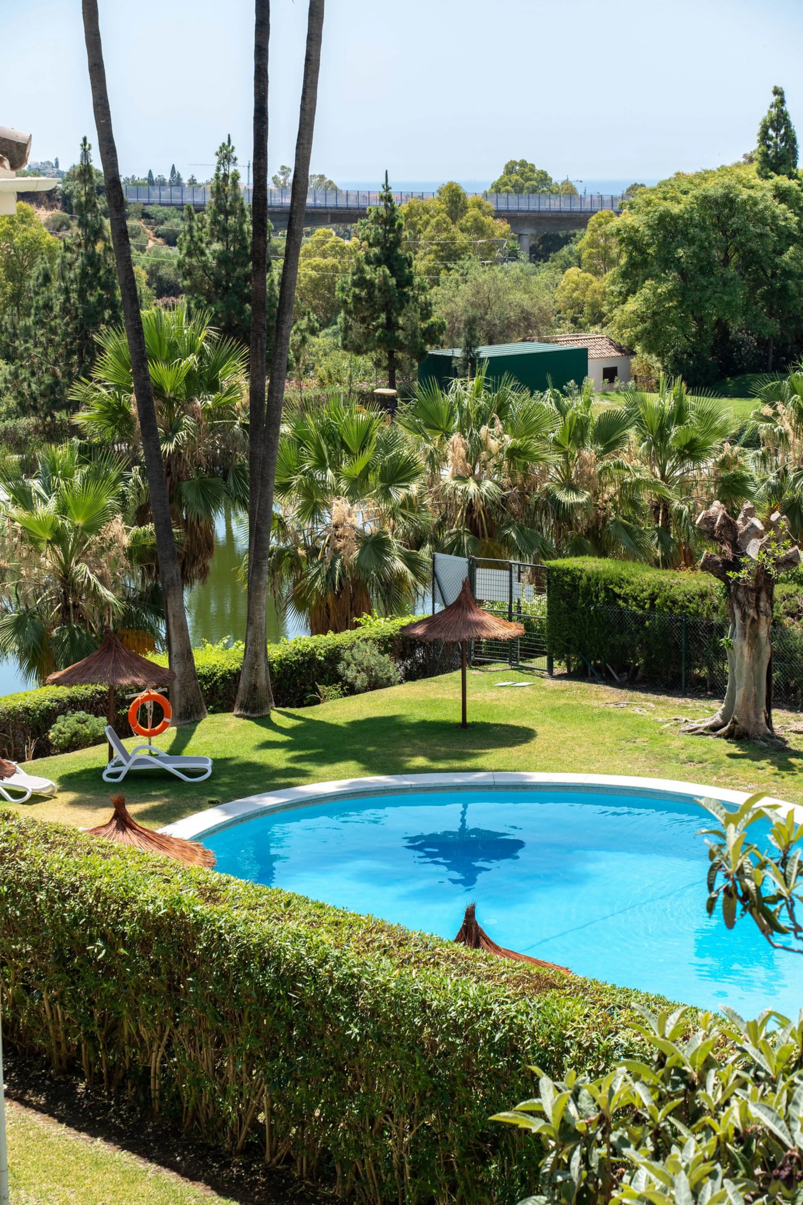 Apartment - Middle Floor Apartment в продаже в Benahavís, Málaga. В доме 2 спален и 3 ванных комнат. Площадь дома 111 м²